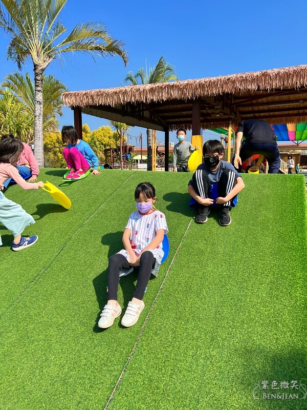 嘉義親子景點推薦!3000坪三隻小豬觀光農場,動物園 滑草 DIY全家暢玩。