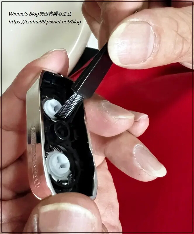 創維行者雙刀頭電動刮鬍刀(電動刮鬍刀推薦+旅行隨身款+刮鬍刀推薦) 14.jpg