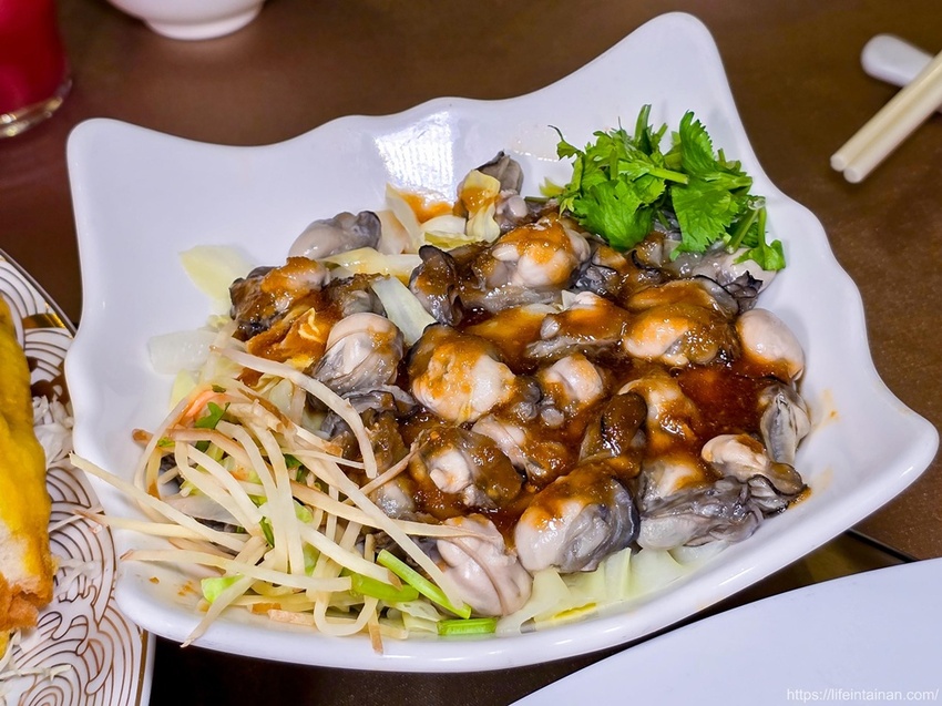 台南老字號濃園滿漢餐廳｜中式料理推薦：家常菜、手路菜與私房菜，兒童遊戲室和親子用餐空間，附設電梯與免費停車，經典辦桌料理龍蝦三明治需預約