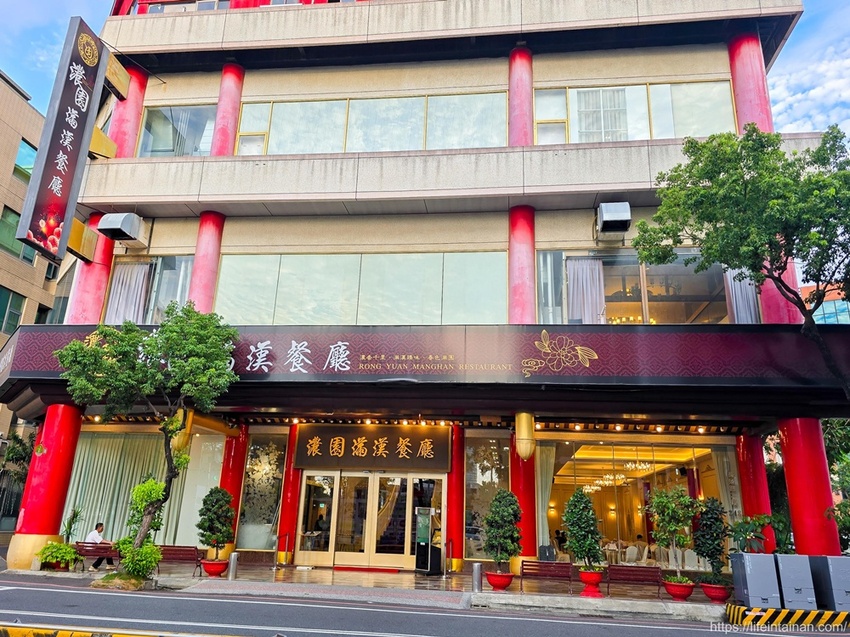 台南老字號濃園滿漢餐廳｜中式料理推薦：家常菜、手路菜與私房菜，兒童遊戲室和親子用餐空間，附設電梯與免費停車，經典辦桌料理龍蝦三明治需預約