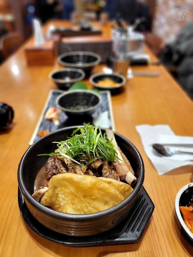 韓國大邱美食必吃首選！巨松燉排骨泛魚店 辣燉排骨，小菜白飯飲料都吃到飽。