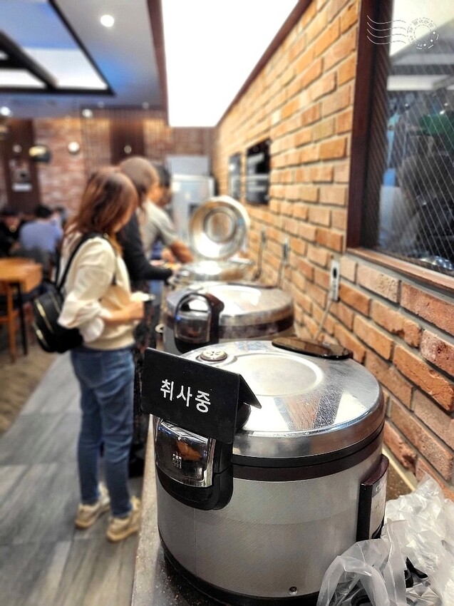 韓國大邱美食必吃首選！巨松燉排骨泛魚店 辣燉排骨，小菜白飯飲料都吃到飽。