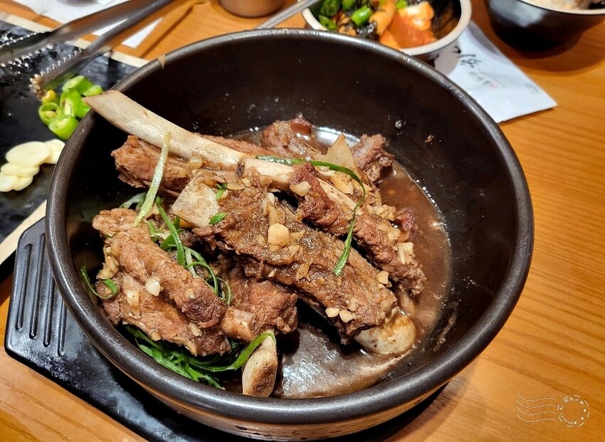 韓國大邱美食必吃首選！巨松燉排骨泛魚店 辣燉排骨，小菜白飯飲料都吃到飽。