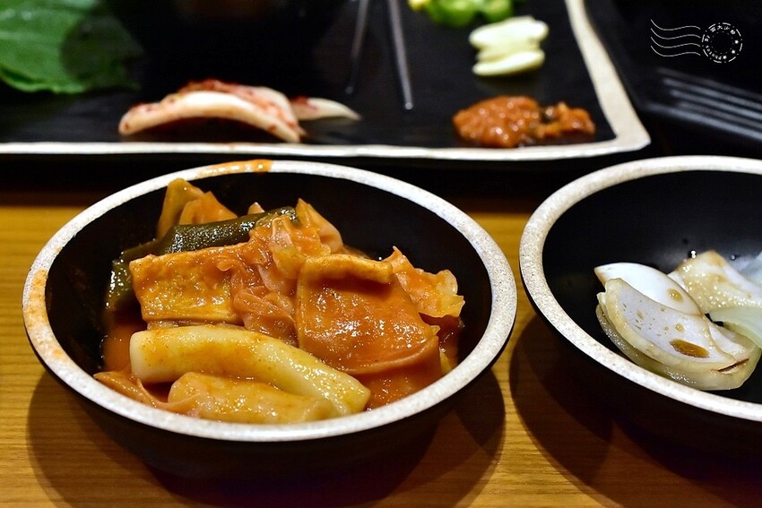 韓國大邱美食必吃首選！巨松燉排骨泛魚店 辣燉排骨，小菜白飯飲料都吃到飽。