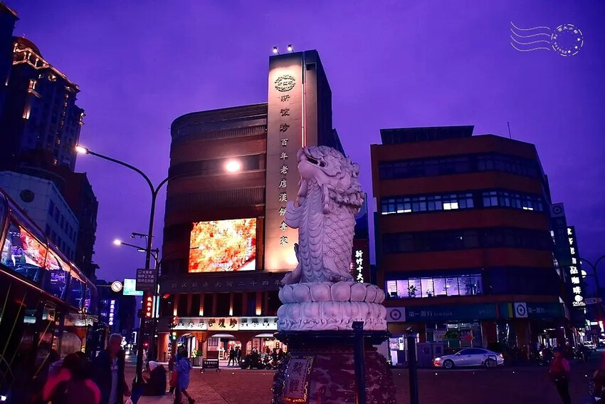 新竹都城隍廟:龍鯉廣場