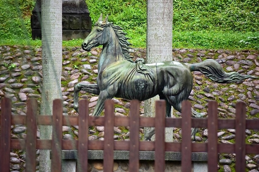 桃園神社 銅馬
