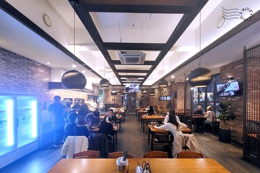 韓國大邱美食必吃首選！巨松燉排骨泛魚店 辣燉排骨，小菜白飯飲料都吃到飽。