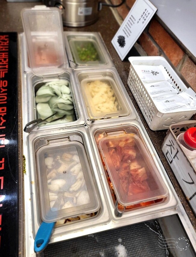 韓國大邱美食必吃首選！巨松燉排骨泛魚店 辣燉排骨，小菜白飯飲料都吃到飽。