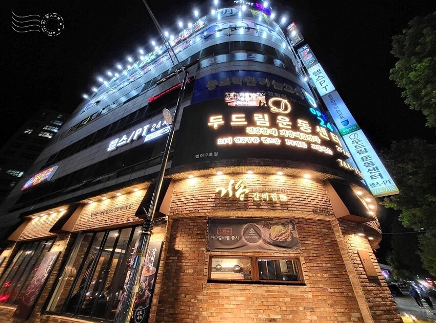 韓國大邱美食必吃首選！巨松燉排骨泛魚店 辣燉排骨，小菜白飯飲料都吃到飽。