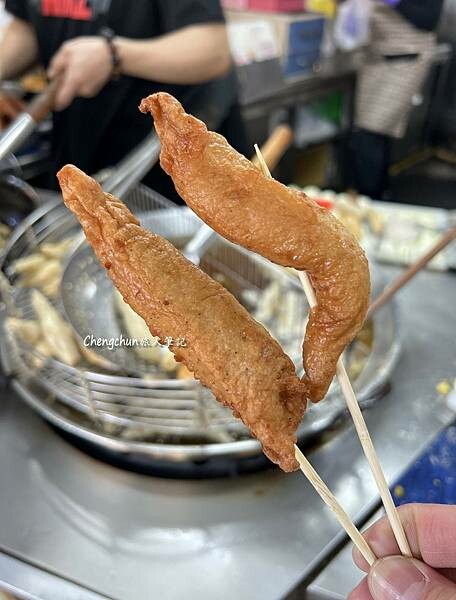 東港華僑市場旗魚黑輪實吃｜美鳳 vs 瑞字號，那一家是你的菜