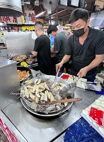 東港華僑市場旗魚黑輪實吃｜美鳳 vs 瑞字號，那一家是你的菜