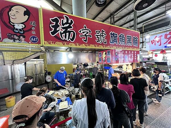 東港華僑市場旗魚黑輪實吃｜美鳳 vs 瑞字號，那一家是你的菜