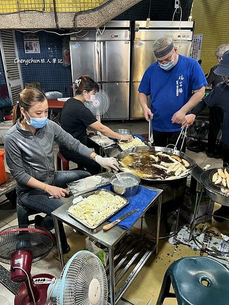 東港華僑市場旗魚黑輪實吃｜美鳳 vs 瑞字號，那一家是你的菜
