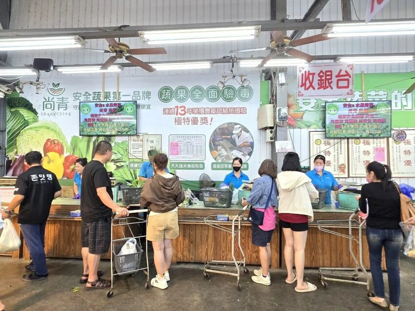 岡山黃昏市場|尚青有生食級生菜!有認證的蔬菜水果!吃的健康又安心!岡山高雄市場推薦、岡山市場推薦、岡山水果推薦、岡山蔬菜推薦 - 佛系旅遊筆記