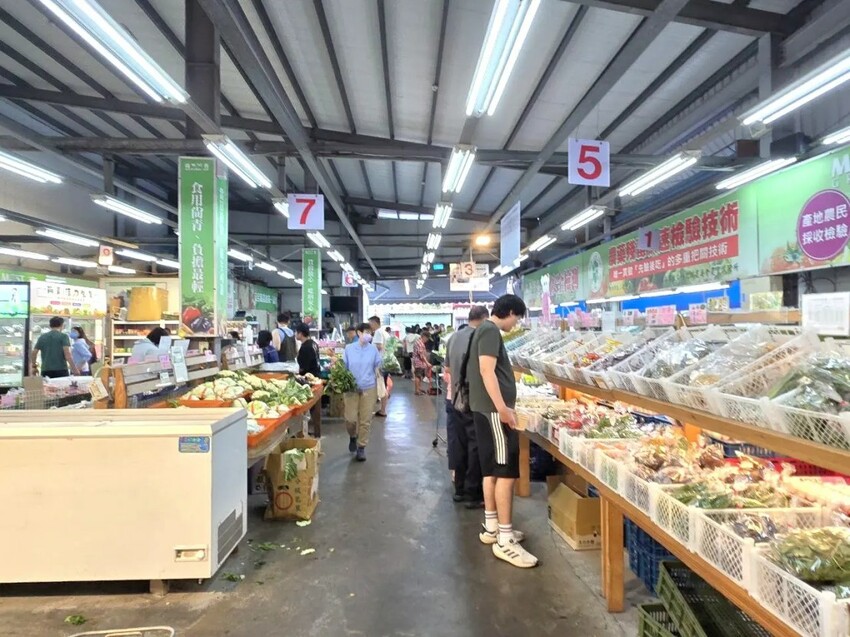 岡山黃昏市場|尚青有生食級生菜!有認證的蔬菜水果!吃的健康又安心!岡山高雄市場推薦、岡山市場推薦、岡山水果推薦、岡山蔬菜推薦 - 佛系旅遊筆記