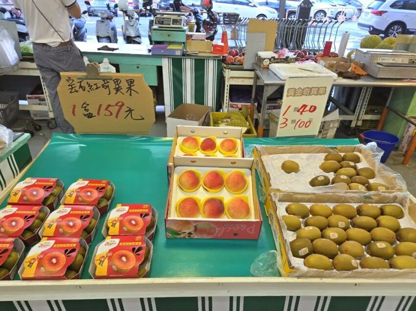 岡山黃昏市場|尚青有生食級生菜!有認證的蔬菜水果!吃的健康又安心!岡山高雄市場推薦、岡山市場推薦、岡山水果推薦、岡山蔬菜推薦 - 佛系旅遊筆記