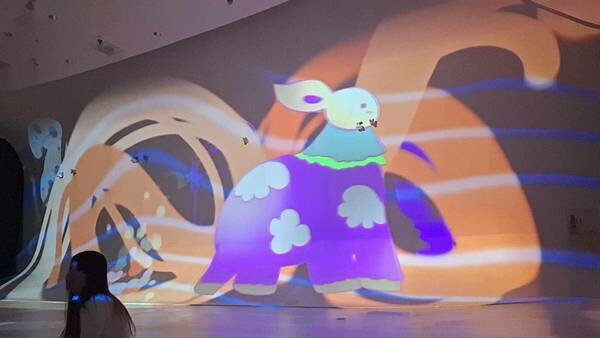 台中國家歌劇院！光之曲幕在凸凸廳免費展演，光影盛宴不容錯過