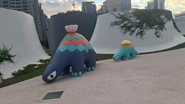 台中國家歌劇院！光之曲幕在凸凸廳免費展演，光影盛宴不容錯過