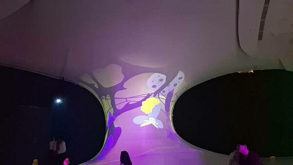 台中國家歌劇院！光之曲幕在凸凸廳免費展演，光影盛宴不容錯過