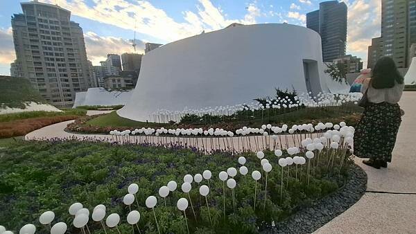 台中國家歌劇院！光之曲幕在凸凸廳免費展演，光影盛宴不容錯過