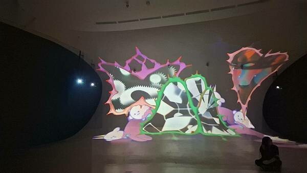 台中國家歌劇院！光之曲幕在凸凸廳免費展演，光影盛宴不容錯過