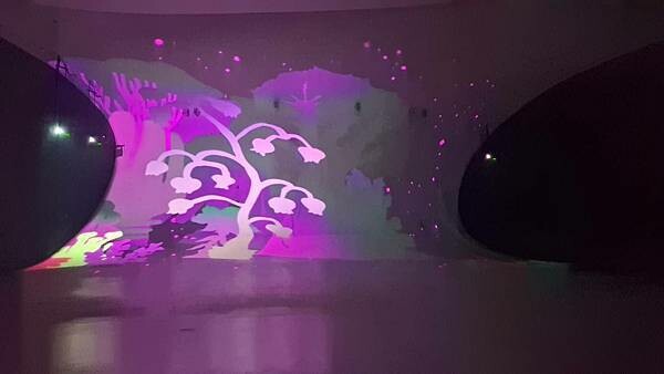 台中國家歌劇院！光之曲幕在凸凸廳免費展演，光影盛宴不容錯過