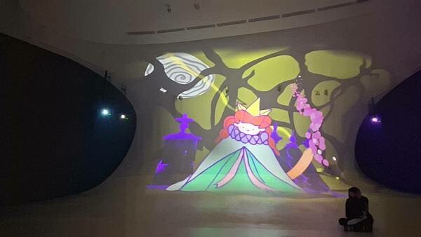 台中國家歌劇院！光之曲幕在凸凸廳免費展演，光影盛宴不容錯過