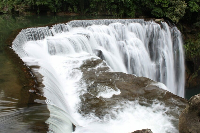 新北十分瀑布！免門票、交通便利，探訪台版尼加拉瓜瀑布、眼鏡洞瀑布最佳拍攝點