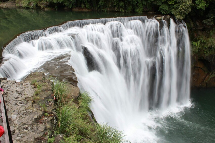 新北十分瀑布！免門票、交通便利，探訪台版尼加拉瓜瀑布、眼鏡洞瀑布最佳拍攝點