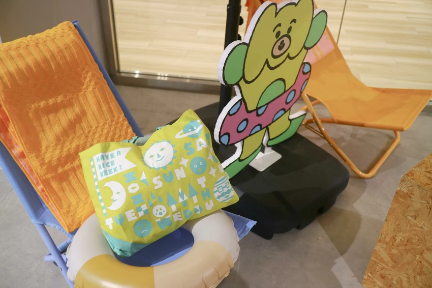 市集空間延續 Uncanny 的「怪奇」美學語彙，運用童趣、可愛的場景及道具佈置，讓市集空間既好逛又好拍，讓大小朋友都能安心享受逛市集的樂趣。《時髦小孩與毛小孩的選物市集》不只是市集，更是一場生活風格派對，讓每位家庭成員都能好好被寵愛著。精選了充滿無限趣味的tupera tupera人氣單品，陪你一起探索繽紛多彩的世界!