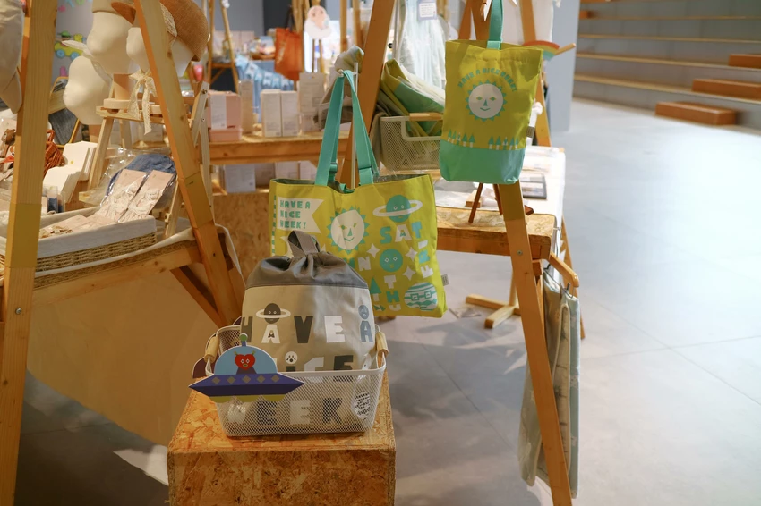 市集空間延續 Uncanny 的「怪奇」美學語彙，運用童趣、可愛的場景及道具佈置，讓市集空間既好逛又好拍，讓大小朋友都能安心享受逛市集的樂趣。《時髦小孩與毛小孩的選物市集》不只是市集，更是一場生活風格派對，讓每位家庭成員都能好好被寵愛著。精選了充滿無限趣味的tupera tupera人氣單品，陪你一起探索繽紛多彩的世界!