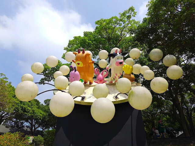 飛牛牧場 - 中心服務區 - 乳牛雕像廣場 - 吉祥物 飛牛牧場 - 中心服務區 - 乳牛雕像廣場 - 吉祥物