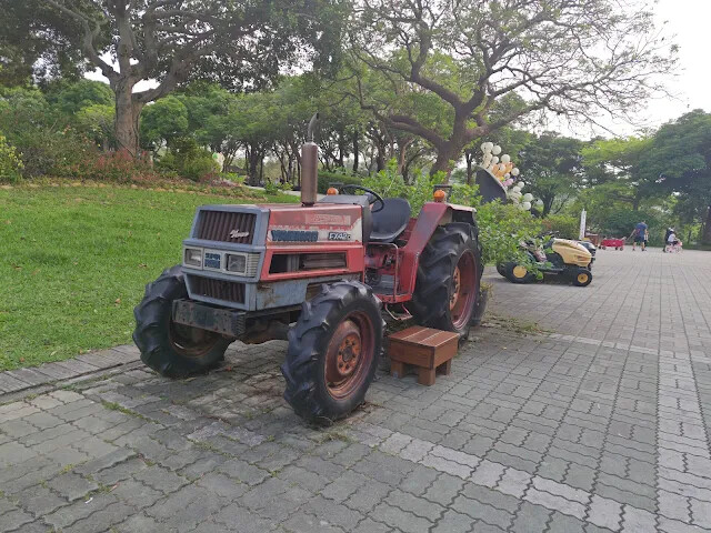 飛牛牧場 - - 牧場生態區 - 牽引機 飛牛牧場 - - 牧場生態區 - 牽引機