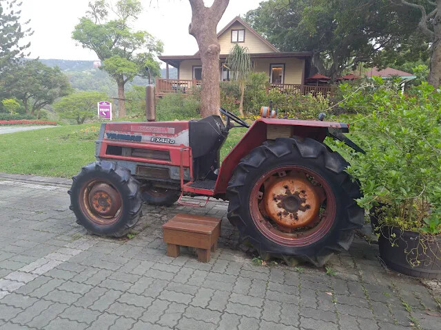 飛牛牧場 - - 牧場生態區 - 牽引機 飛牛牧場 - - 牧場生態區 - 牽引機