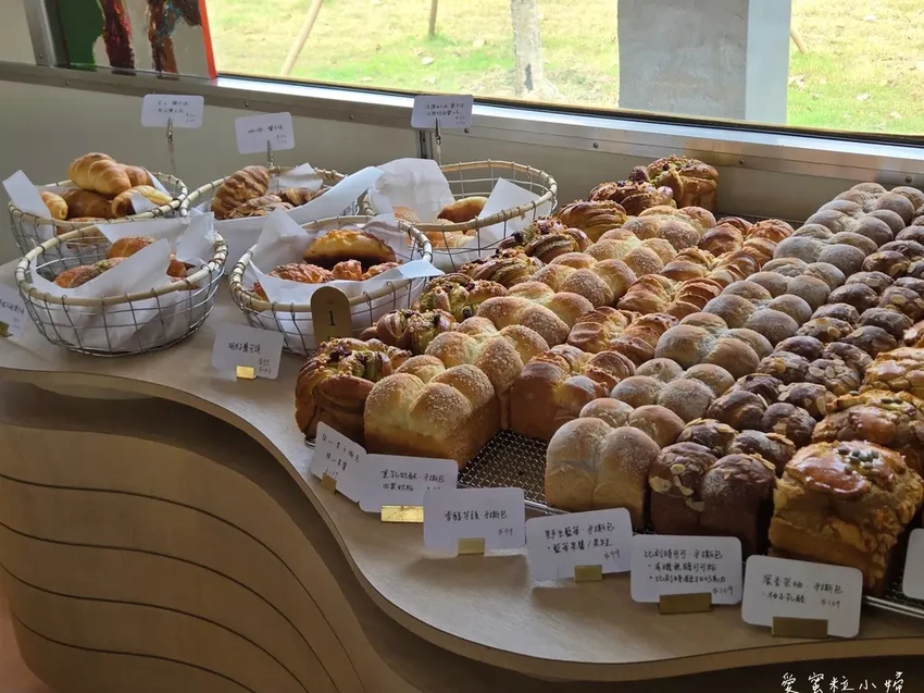 高雄市鹽埕區壽山公園站景點，復古火車上的厚里 Horli Baking·手撕包專賣店｜高雄輕軌路線｜高雄火車麵包咖啡店