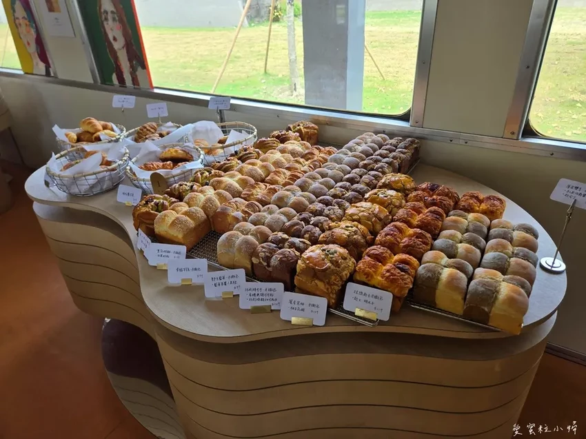 高雄市鹽埕區壽山公園站景點，復古火車上的厚里 Horli Baking·手撕包專賣店｜高雄輕軌路線｜高雄火車麵包咖啡店