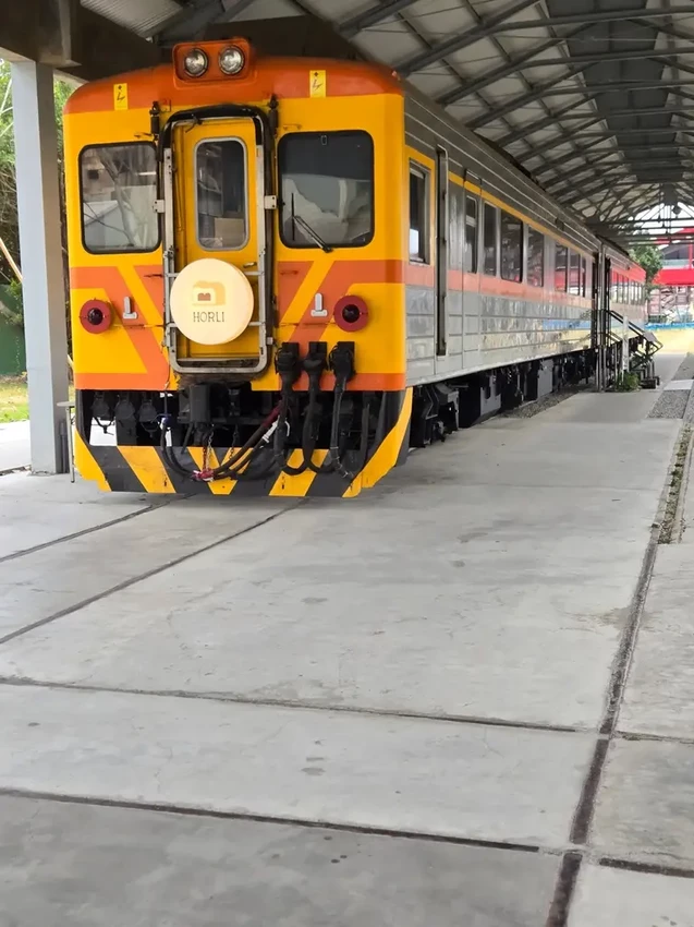 高雄市鹽埕區壽山公園站景點，復古火車上的厚里 Horli Baking·手撕包專賣店｜高雄輕軌路線｜高雄火車麵包咖啡店