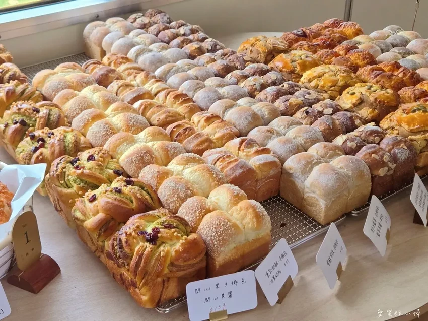 高雄市鹽埕區壽山公園站景點，復古火車上的厚里 Horli Baking·手撕包專賣店｜高雄輕軌路線｜高雄火車麵包咖啡店