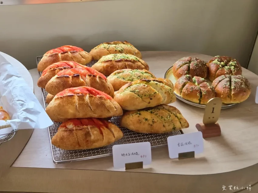 高雄市鹽埕區壽山公園站景點，復古火車上的厚里 Horli Baking·手撕包專賣店｜高雄輕軌路線｜高雄火車麵包咖啡店