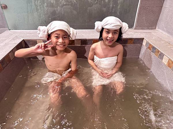 【新月塢溫泉】夜間泡湯體驗、美人湯的秘密、靜謐山林的完美輕旅