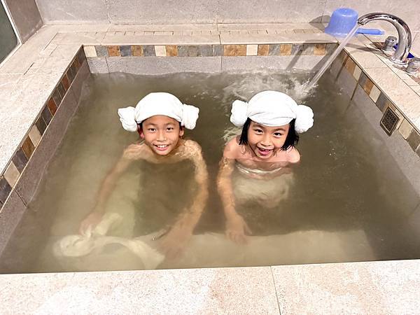 【新月塢溫泉】夜間泡湯體驗、美人湯的秘密、靜謐山林的完美輕旅