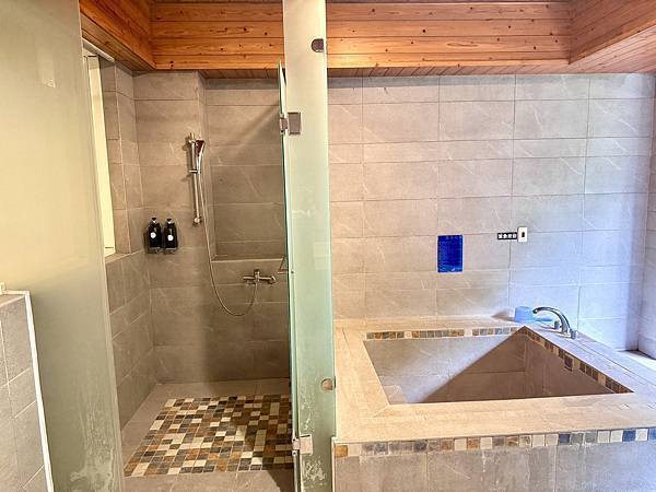 【新月塢溫泉】夜間泡湯體驗、美人湯的秘密、靜謐山林的完美輕旅