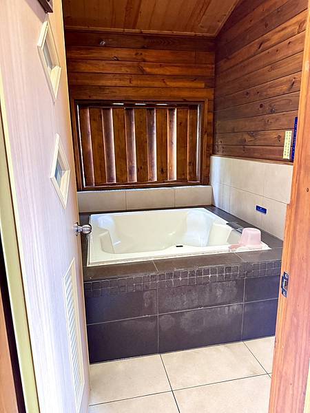 【新月塢溫泉】夜間泡湯體驗、美人湯的秘密、靜謐山林的完美輕旅