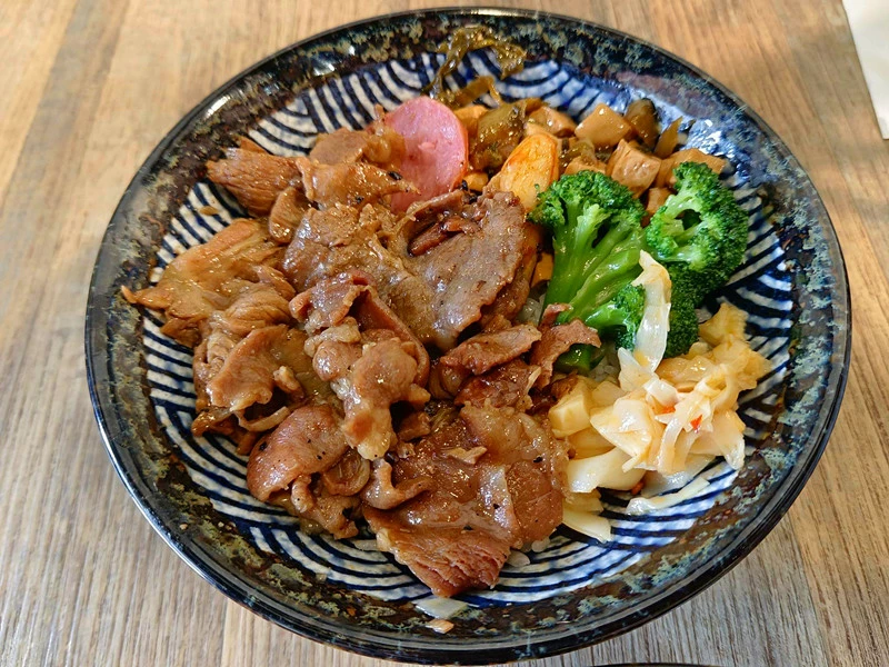 信義區平價美食推薦!烤師傅烤肉飯必吃，巷弄內的超值好滋味