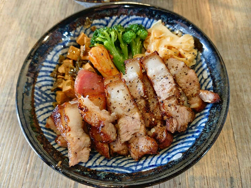 信義區平價美食推薦!烤師傅烤肉飯必吃，巷弄內的超值好滋味