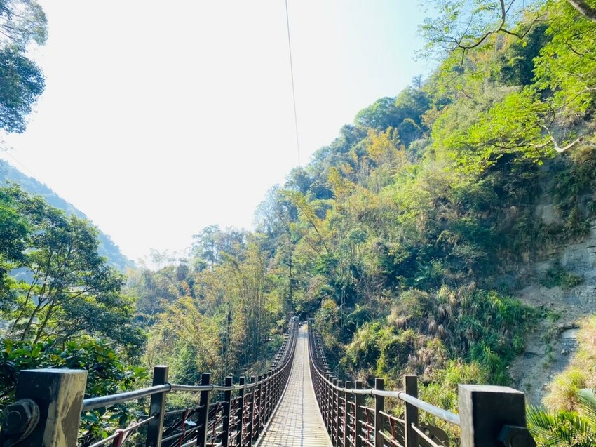 嘉義梅山竹坑溪步道！龍宮瀑布水濂洞秘境，感受大自然磅礴力量。