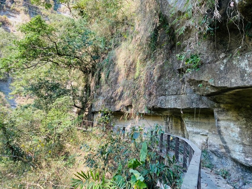 嘉義梅山竹坑溪步道！龍宮瀑布水濂洞秘境，感受大自然磅礴力量。