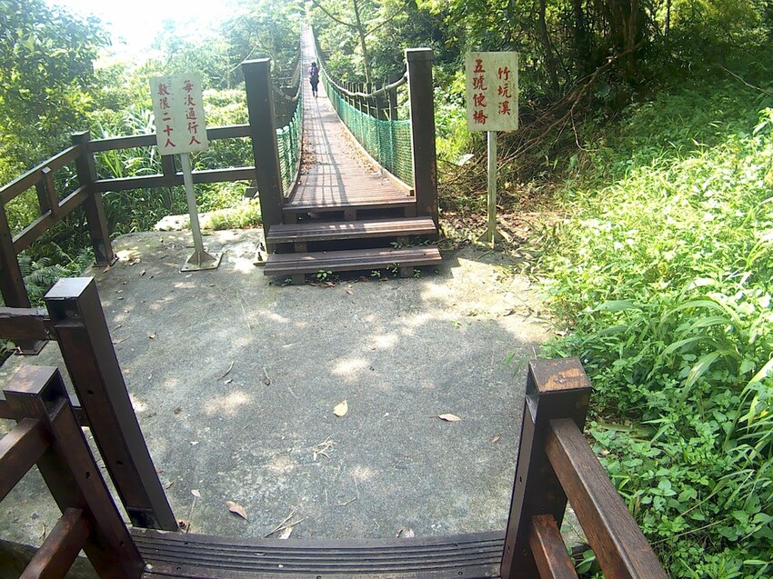 嘉義梅山竹坑溪步道！龍宮瀑布水濂洞秘境，感受大自然磅礴力量。