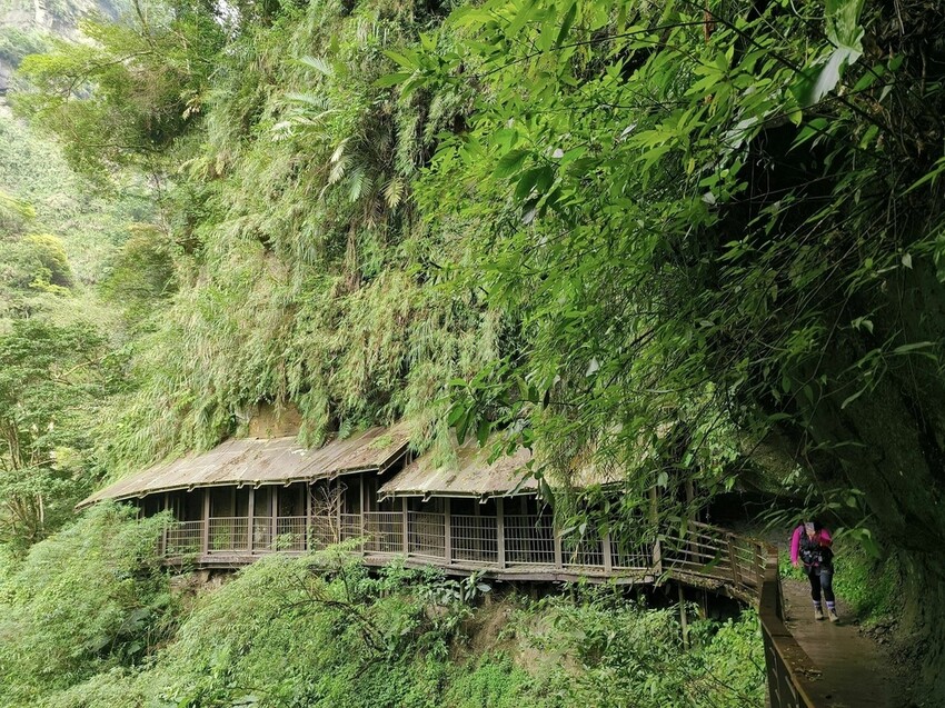 嘉義梅山竹坑溪步道！龍宮瀑布水濂洞秘境，感受大自然磅礴力量。
