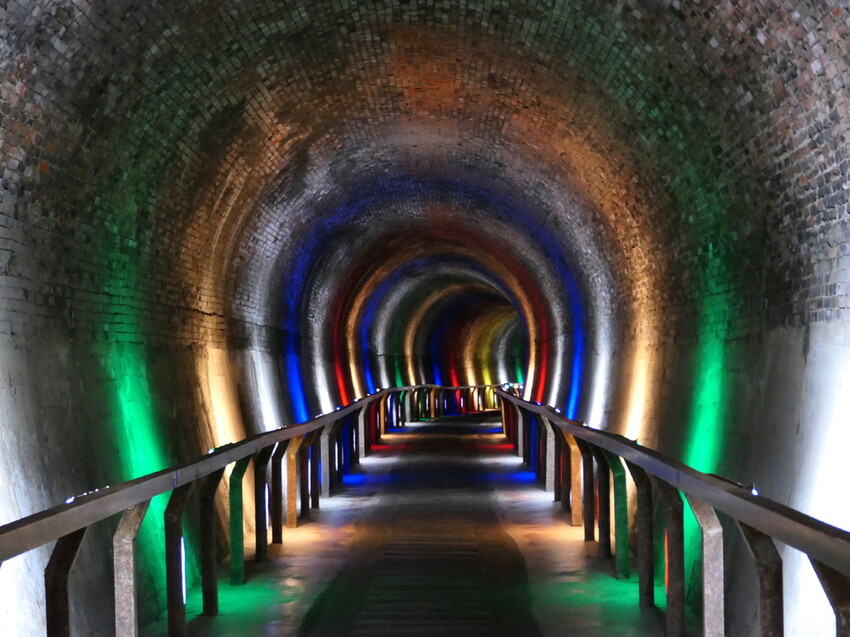 探索後龍過港隧道秘境,百年歷史隧道光影之旅